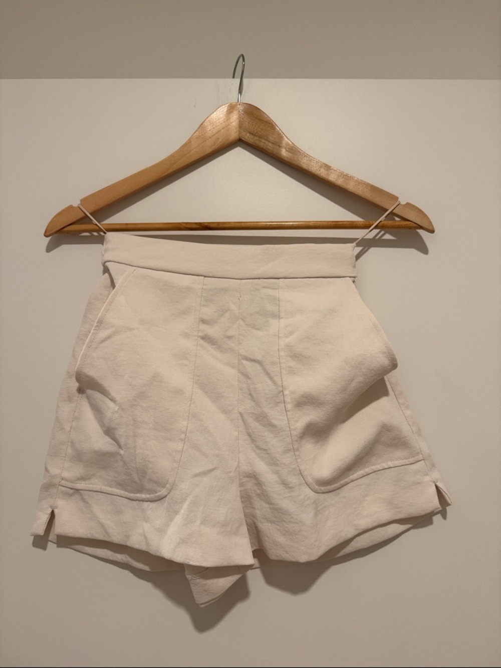 Aritzia Cream High-Waisted shorts